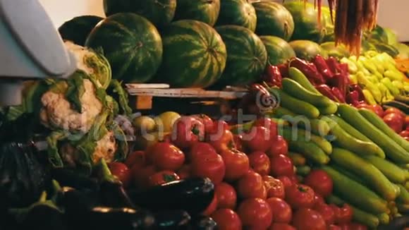 柜台市场上的蔬菜视频的预览图