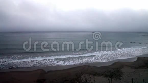 雾滩上的大浪视频的预览图