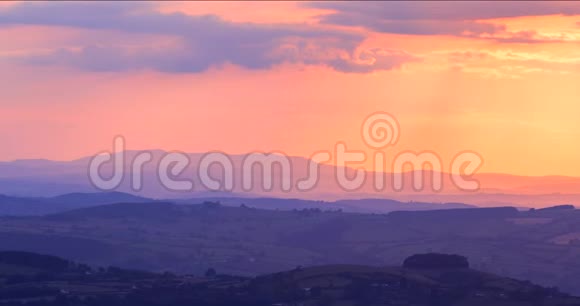英国什罗普郡连绵起伏的山丘上的日落光视频的预览图