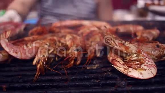 烤海鲜烤串上的全景虾鱼和海鲜视频的预览图