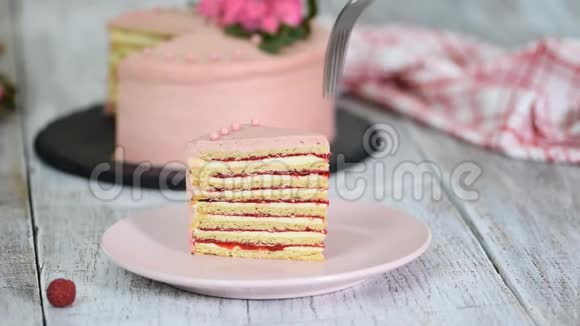 美味的分层奶油水果蛋糕覆盆子层蛋糕视频的预览图