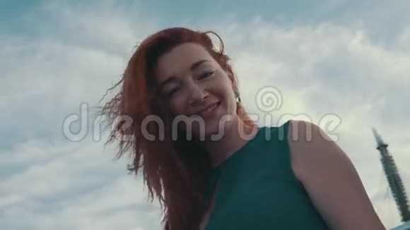 红发快乐女孩在摩托艇上对着镜头微笑夏天娱乐视频的预览图