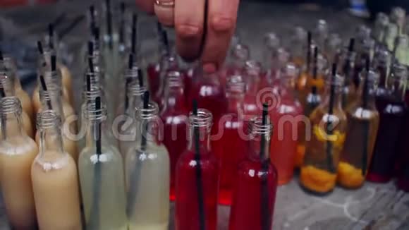 小酒瓶手把酒瓶放到其他酒瓶上视频的预览图