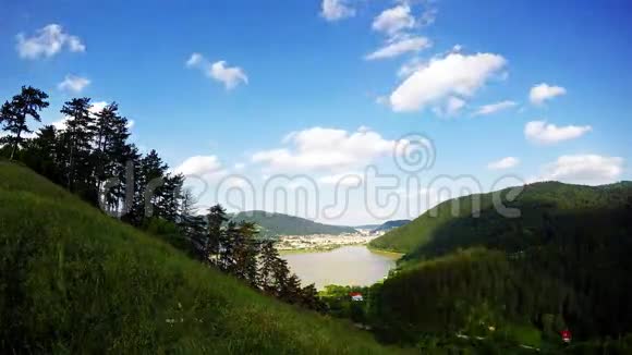 夏湖和小镇景观视频的预览图