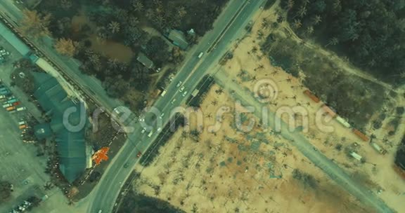普吉卡马拉美丽日落期间的空中观景道路和棕榈树视频的预览图