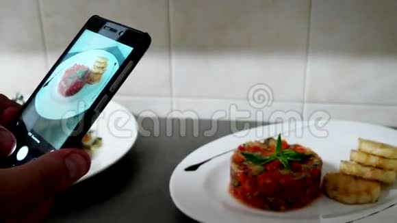 图片食品手机手机屏幕上有几道菜有现成的饭菜厨师在专业上拍照视频的预览图