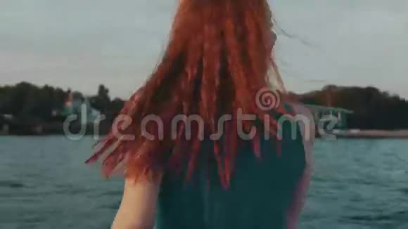 红发快乐女孩在摩托艇上好好享受夏天的夜晚娱乐风景视频的预览图