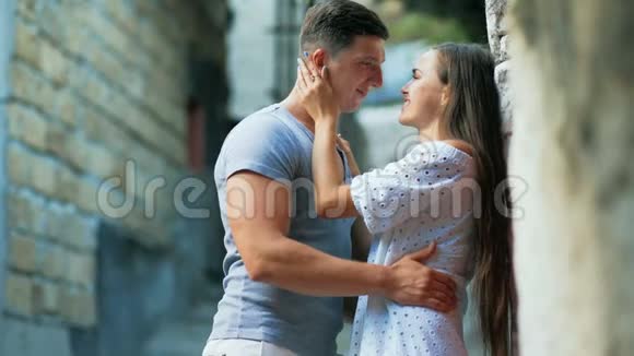 年轻一对相爱的情侣拥抱在城里的老地方视频的预览图
