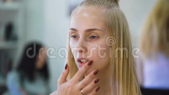 年轻漂亮的模特化妆修指甲视频的预览图