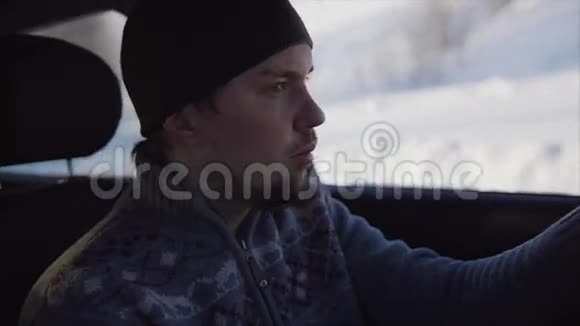 人在冬天的路上开车视频的预览图