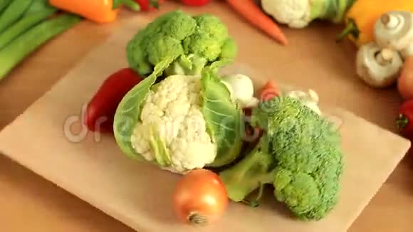 木制木板上新鲜的五颜六色的蔬菜视频的预览图
