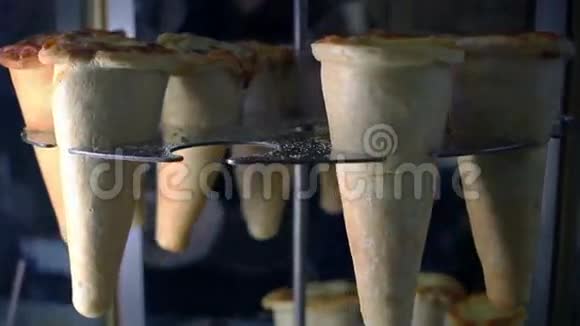旋转架上的锥形比萨饼街头快餐美味的蛋卷披萨视频的预览图