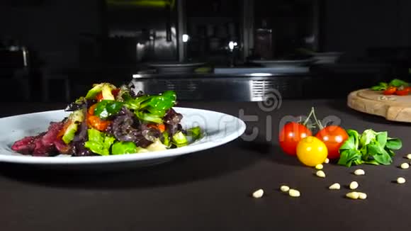 烤肉配西红柿西红柿的牛肉羊肉视频的预览图