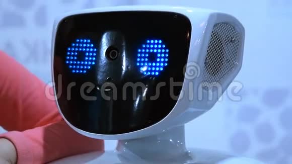 带有蓝色电子眼的机器人头视频的预览图