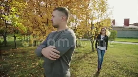 年轻的幸福夫妇在秋天公园相遇视频的预览图