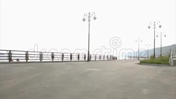 青少年男子学滑轮滑水岸视频的预览图