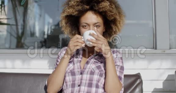 坐在咖啡厅喝咖啡的女人视频的预览图