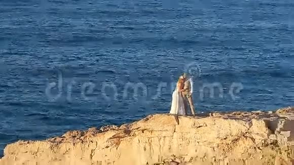 新婚夫妇住在美丽的风景上视频的预览图