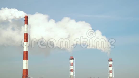 从供热厂的管道上吸烟工业烟囱电厂锅炉管道冒烟工业吸烟管道视频的预览图