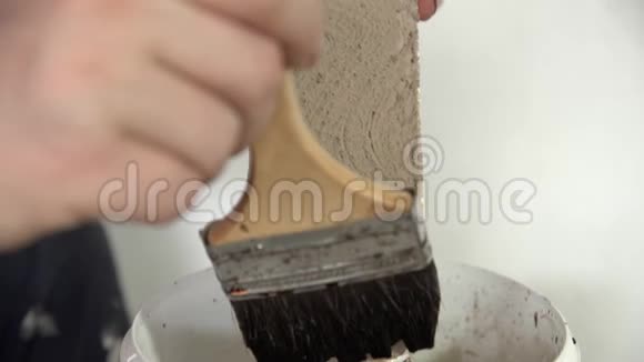 砖匠做一块装饰砖用液态油漆覆盖工件视频的预览图