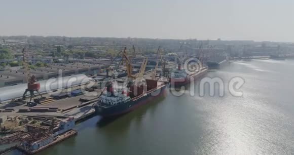 一个大型海港的总计划与货船飞越港口飞越港口起重机和大型货物视频的预览图