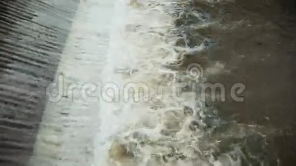 河水从水坝上流下来沸腾起来视频的预览图