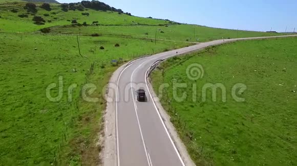 汽车沿着蜿蜒的乡村道路行驶视频的预览图