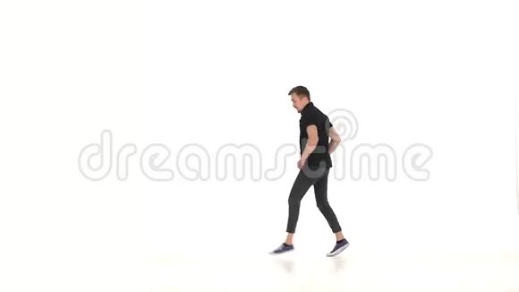 现代舞者手上踩刹车白色视频的预览图