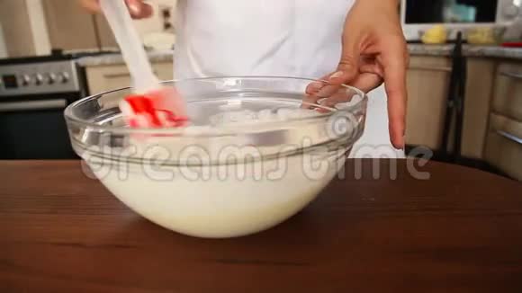厨师把面团搅拌成蛋糕视频的预览图