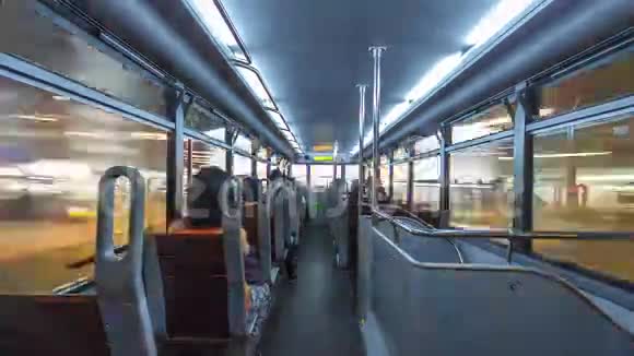 在香港时间推移超脱街的双层电车内观看视频的预览图