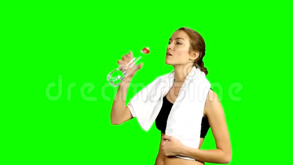 肌肉发达的女人喝水关门视频的预览图