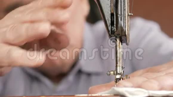 一个有胡子的成年男子在一台旧的手工缝制机器上缝制视频的预览图