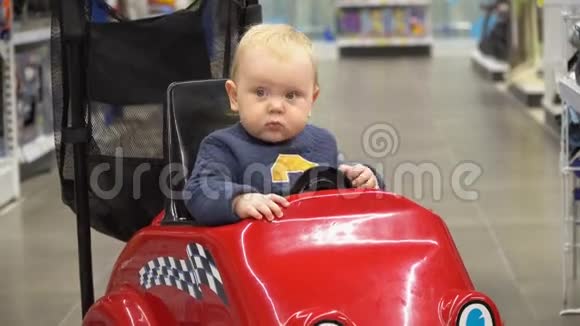 婴儿坐在商店的购物车里视频的预览图