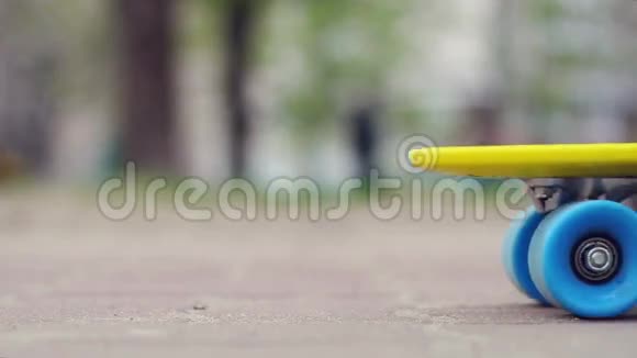 手指滑板的概念骑着蓝色和黄色大滑板的人视频的预览图
