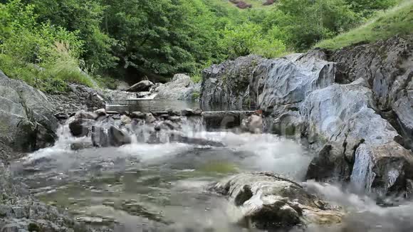 山河上的小堰视频的预览图