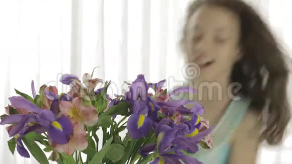 美丽的女孩喜欢花束的虹膜和阿尔斯特洛美里亚视频的预览图
