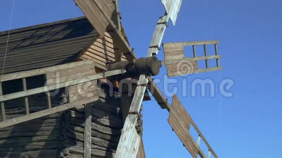 古老的风车叶片在风中旋转风力发电和传统磨坊建筑视频的预览图