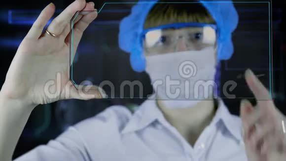 女医生与未来的hud屏幕平板替换您的跟踪内容未来的医学概念视频的预览图