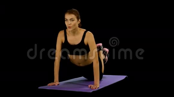 女人在一个传统的瑜伽姿势伸展健身房视频的预览图