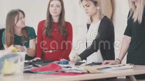 参加缝纫课程的一群年轻妇女裁剪和缝纫视频的预览图