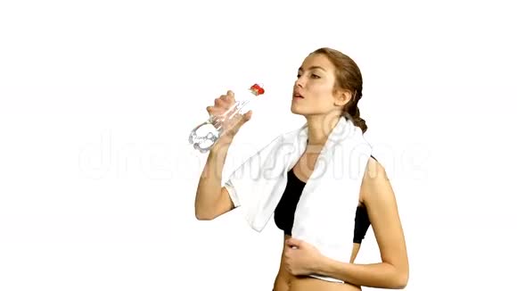 肌肉发达的女人喝水关门视频的预览图