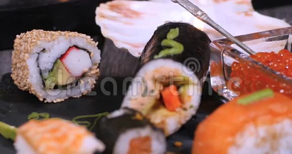 多利提供各种日本食物寿司黑吉里生鱼片视频的预览图