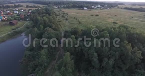 飞行纳尔田绿色草甸路蓝卡车开到村里湖边的旅游帐篷盛开的森林视频的预览图
