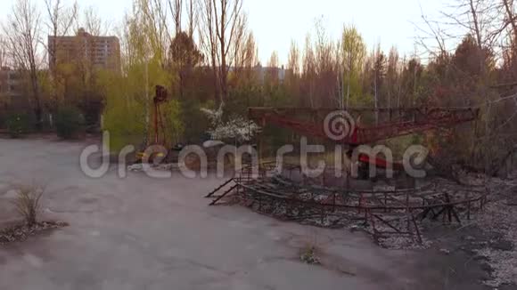 普里皮亚特市废弃的游乐园视频的预览图