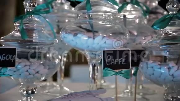 配备酒杯的桌子白色桌布和婚礼安排的木制椅子在阳光下意大利意大利视频的预览图