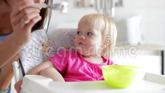 母亲喂女儿高椅酸奶视频的预览图