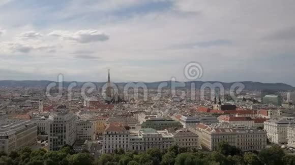 维也纳城市天际线航拍维也纳的空中景色奥地利维也纳大教堂和城市景观视频的预览图