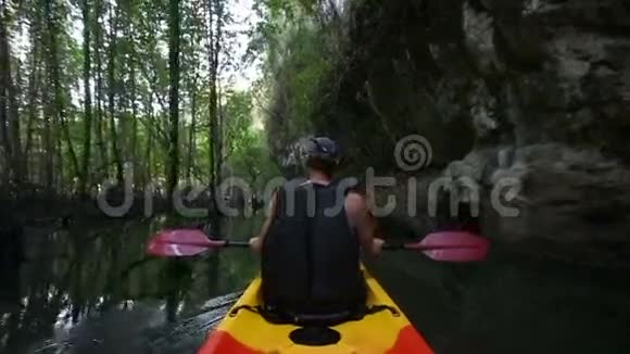皮划艇经过悬崖和红树林视频的预览图