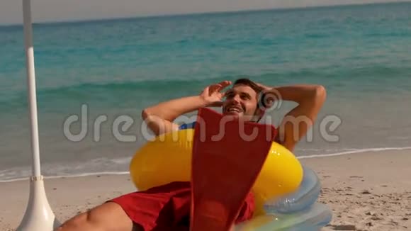 快乐的男人穿着脚蹼在海滩上举起拳头视频的预览图