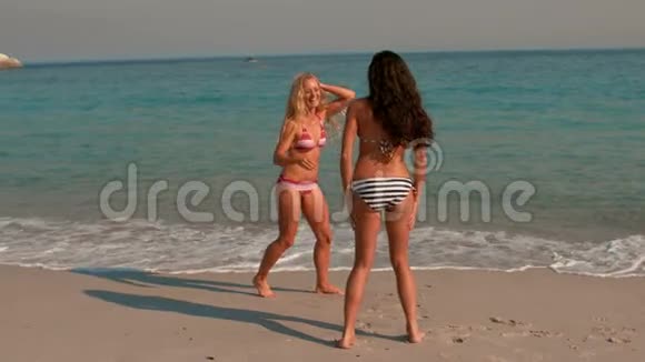 快乐的女孩在海滩上拍手视频的预览图